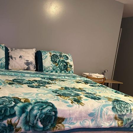 Divine Villa Guest House 65 Sherman 6Mins To Airport And 4Mins To Penn Station นูวาร์ก ภายนอก รูปภาพ