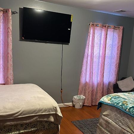 Divine Villa Guest House 65 Sherman 6Mins To Airport And 4Mins To Penn Station นูวาร์ก ภายนอก รูปภาพ